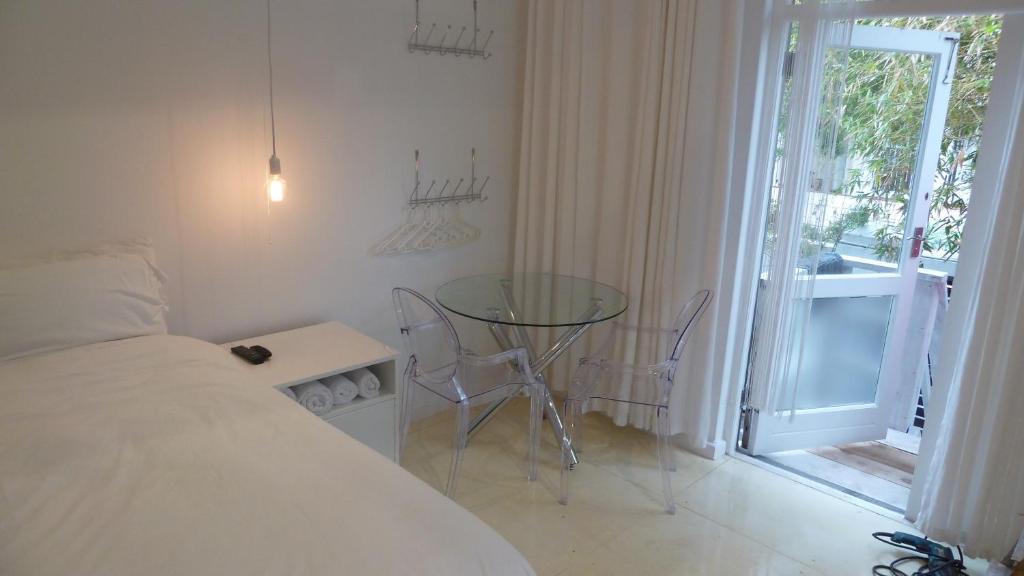 4 on Highworth Apartments and Studios - image 3