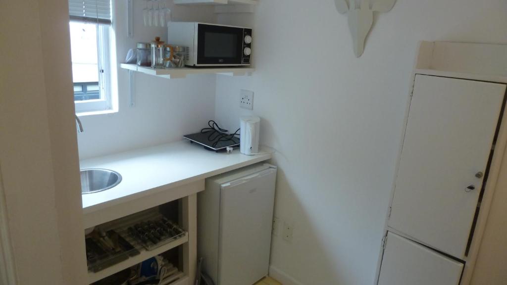 4 on Highworth Apartments and Studios - image 4