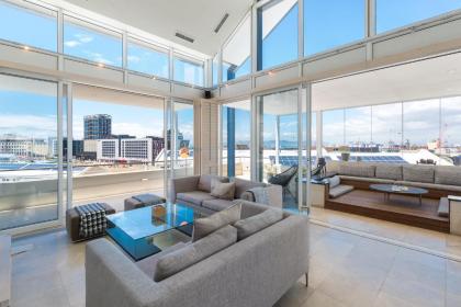 Luxe V&A Marina Penthouse with Terrace - image 10