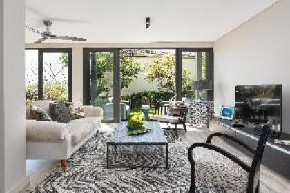 Central Garden Apartment  Superb View  Fast WiFi