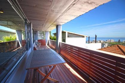 Contemporary Studio with Pacific Views in Trendy Green Point - image 1