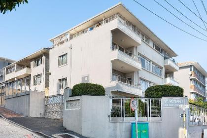 2 Bed Apt in Sought After Sea Point Area