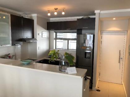 Lovely 2 bed 2 bath apartment close to hospital in Cape Town