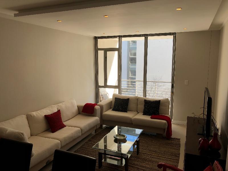 Lovely 2 bed 2 bath apartment close to hospital - image 4