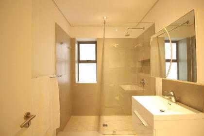 Delightful flat in Higgovale with lovely courtyard - image 3