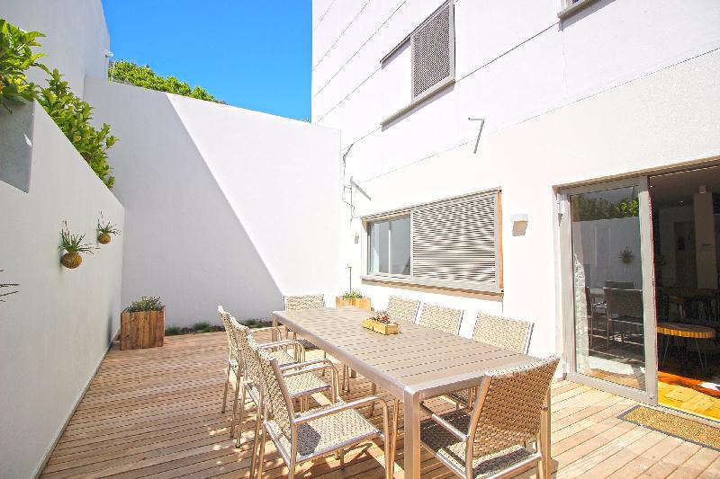 Delightful flat in Higgovale with lovely courtyard - image 5
