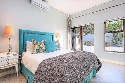 EXECUTIVE STUDIO 150M FROM SUNSET BEACH Cape Town 