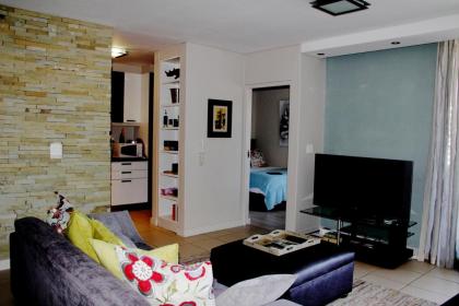 Apt 67 Long Street no loadshedding - image 24