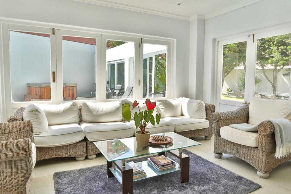 Abington Manor Fish Hoek Guesthouse - image 2