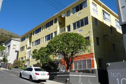 Bramber Court Art-Deco Self-Catering Apartments - image 4
