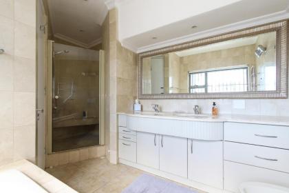 PENTHOUSE Golden Mile - image 5