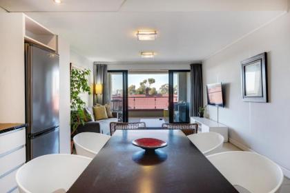 Authentic Cape Town Apartment near the Silo District - image 1