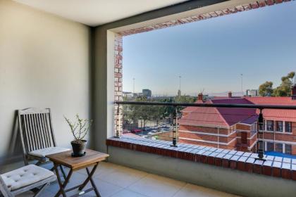 Authentic Cape Town Apartment near the Silo District - image 14