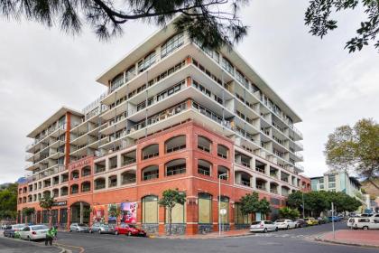 Authentic Cape Town Apartment near the Silo District - image 4