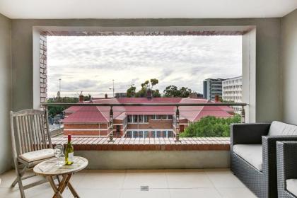Authentic Cape Town Apartment near the Silo District - image 8