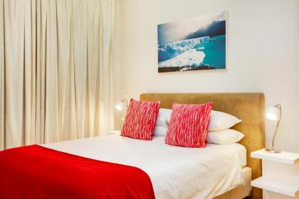 Authentic Cape Town Apartment near the Silo District - image 9