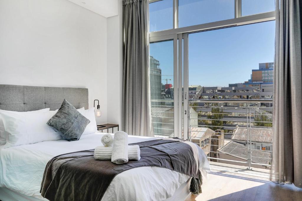 Backup-Power Panoramic City View Apartment - main image