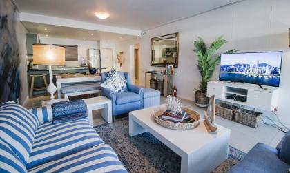 Luxury city apartment with mountain views - image 21