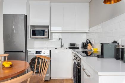 Docklands Apartments - image 2