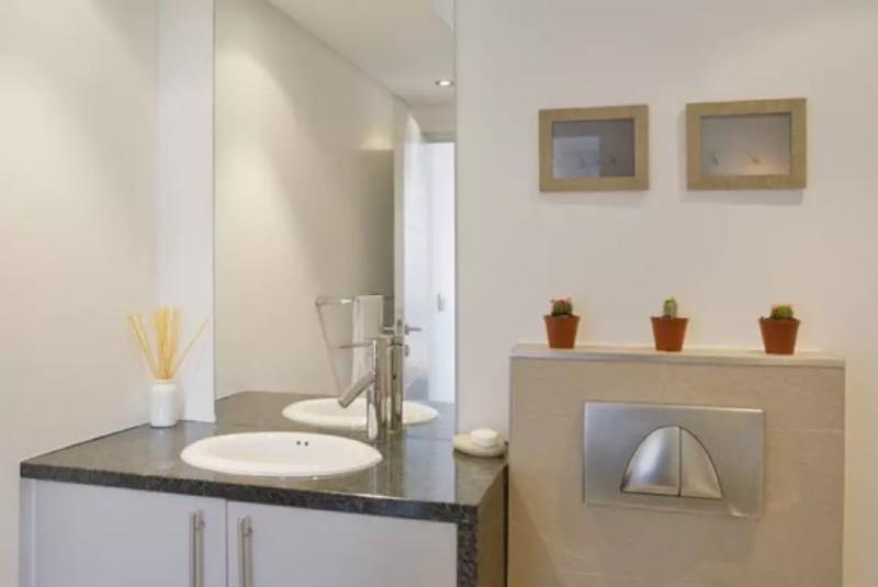 Sleek and Elegant Suite @ The Rockwell Hotel - image 3