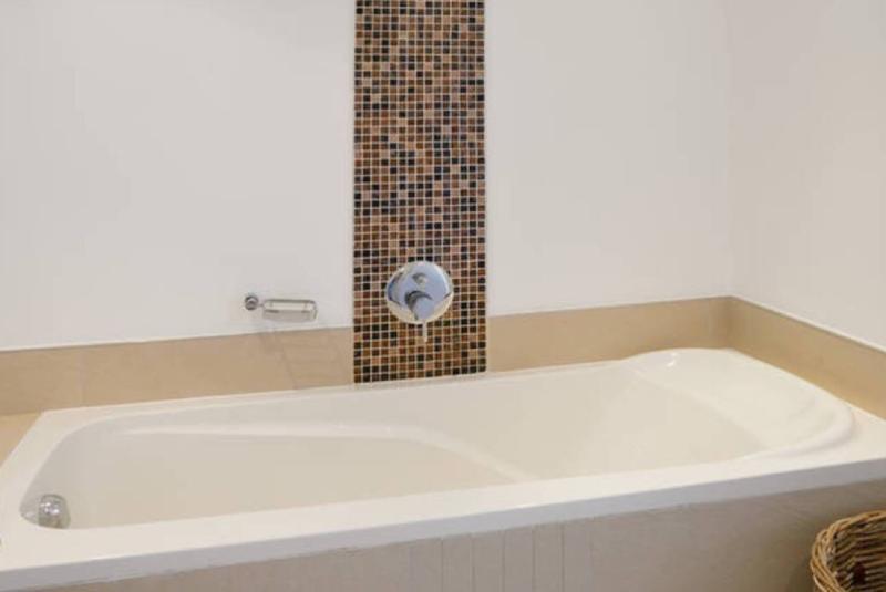 Sleek and Elegant Suite @ The Rockwell Hotel - image 4