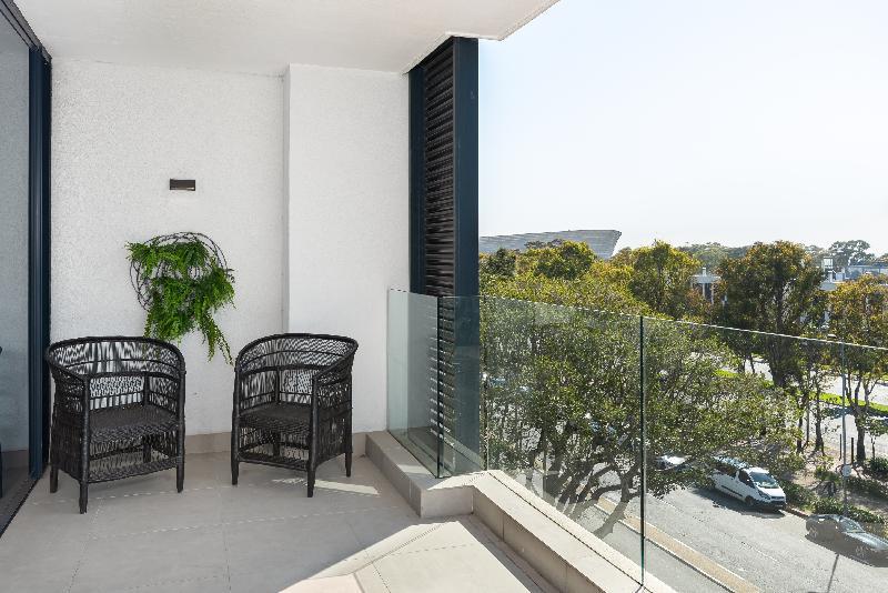 Deluxe Apartment  Views  Fast WiFi  Pool Access - image 2