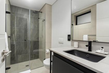 Sleek and Stylish Apartment in De Waterkant - image 14