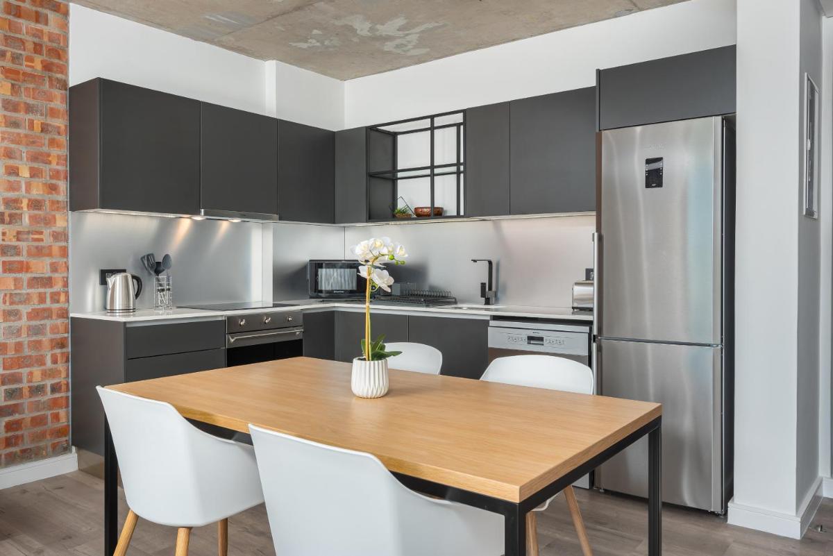 Sleek and Stylish Apartment in De Waterkant - image 6
