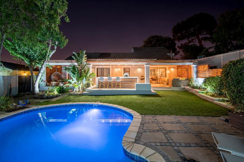 Three-bedroom-holiday-home Living area with open-plan kitchen Big veranda - image 3