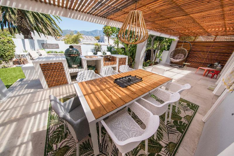 Three-bedroom-holiday-home Living area with open-plan kitchen Big veranda - image 7