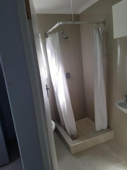 Home On Hussar Guesthouse - image 24