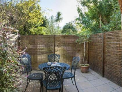 Rustic Manor Guest House - image 2