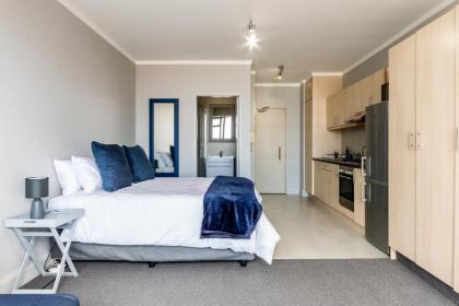 Four Seasons City Apartment - City Views-Netflix-Parking-Gym + Pool - image 13