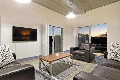 Big Bay Beach Club J32 by HostAgents - image 2