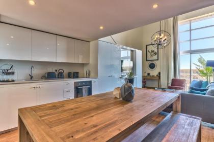 1 Bedroom Loft Apartment border of De Waterkant and Green Point. - image 25