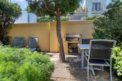 Backup-Powered Camps Bay Garden Apartment - image 28