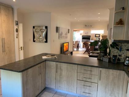 Large 5 Bedroom Villa close to blouberg beach - image 14