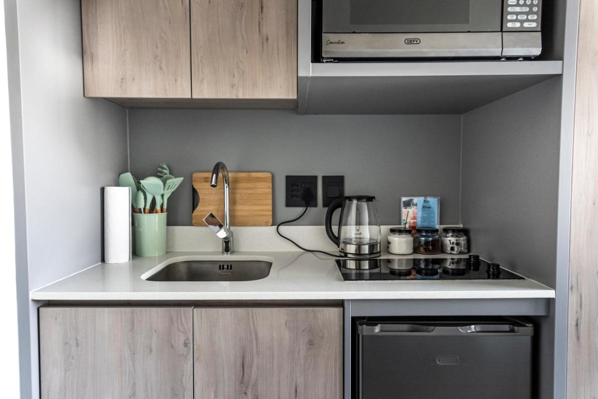 Stunning 1-bedroom apartment with mountain views - image 3