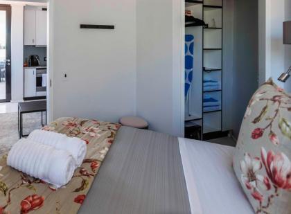 Sea Point Luxury Best Position 1 Bedroom Apartment Queen Size Bed & Inverter For TV - image 23