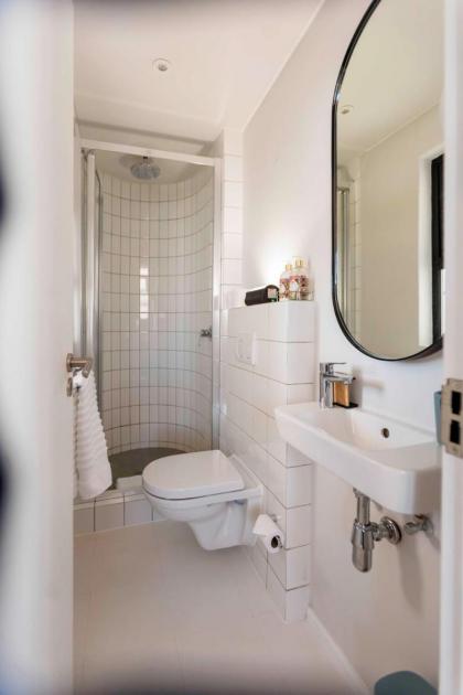 Sea Point Luxury Best Position 1 Bedroom Apartment Queen Size Bed & Inverter For TV - image 28