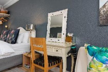Mouille Point Studio with Breathtaking Views - image 12