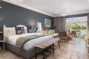 Mouille Point Studio with Breathtaking Views - image 3