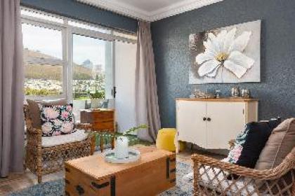 Mouille Point Studio with Breathtaking Views - image 6