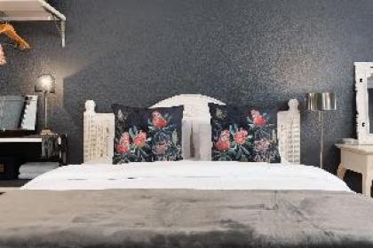 Mouille Point Studio with Breathtaking Views - image 8