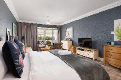 Mouille Point Studio with Breathtaking Views - image 9