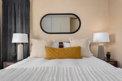 Luxe 2-Bedroom in Trendy Green Point  Pool Views - image 19