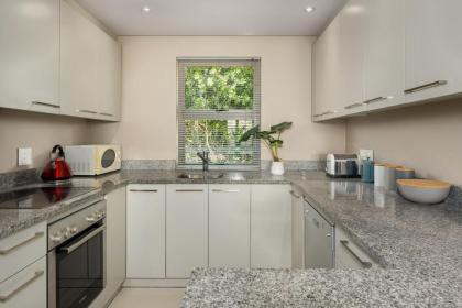 Luxe 2-Bedroom in Trendy Green Point  Pool Views - image 22