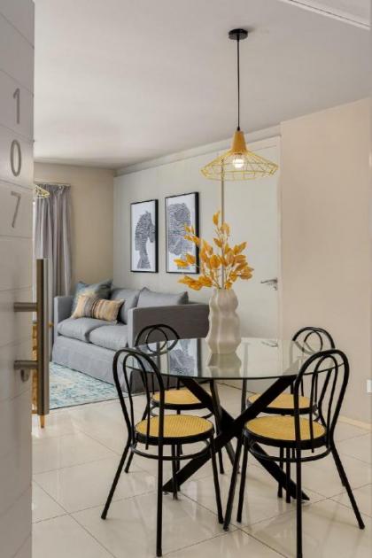 Luxe 2-Bedroom in Trendy Green Point  Pool Views - image 23