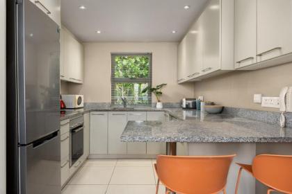 Luxe 2-Bedroom in Trendy Green Point  Pool Views - image 24