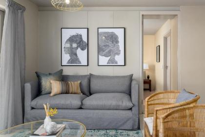 Luxe 2-Bedroom in Trendy Green Point  Pool Views - image 27